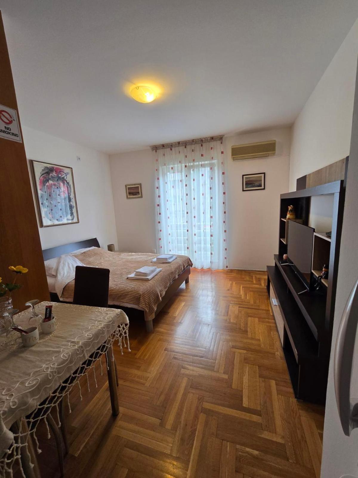 Laki Apartment ポドゴリツァ エクステリア 写真